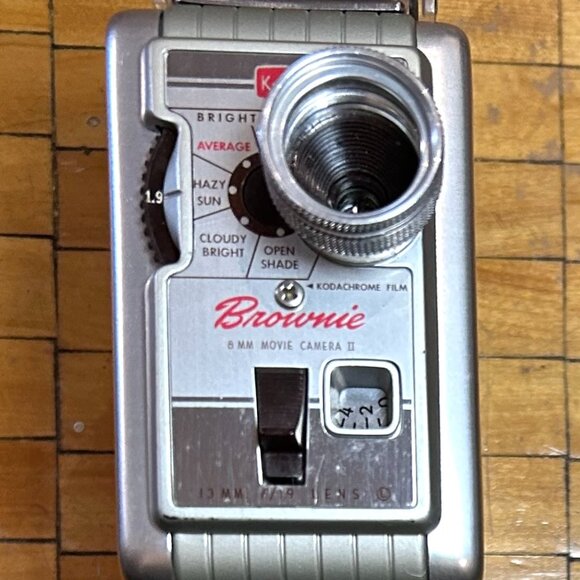 VINTAGE KODAK BROWNIE 8mm MOVIE CAMERA W/ LEATHER FIELD CASE - Picture 5 of 14